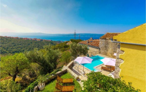  Three-Bedroom Holiday Home in Crikvenica  Цриквеница